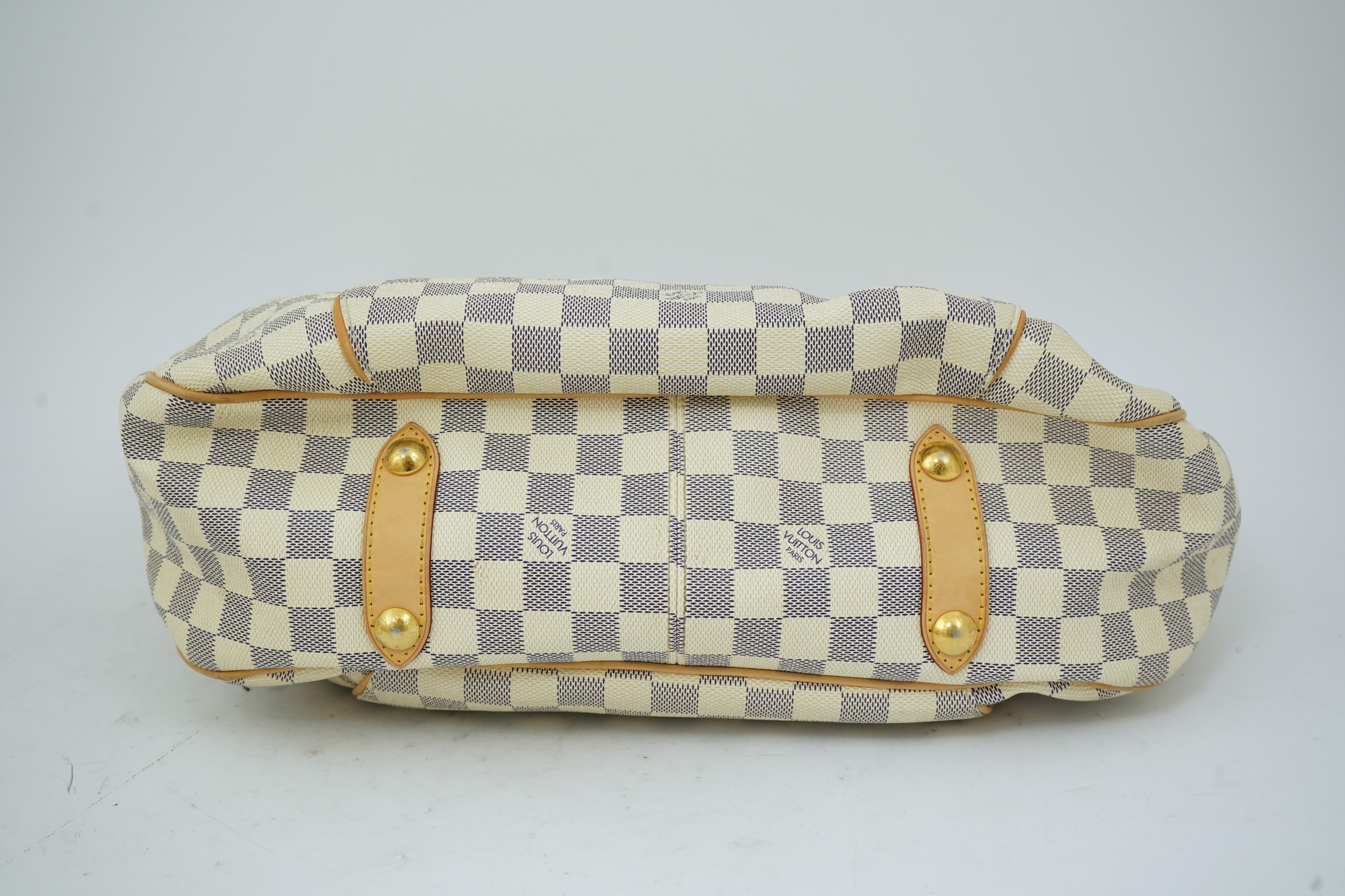 A Louis Vuitton handbag made from Damier Azur canvas with natural cowhide trim